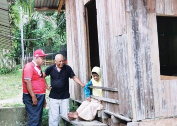 MINAH Mat Diah (duduk) tidak mampu berjalan menyebabkan urusan hariannya terpaksa di kendalikan oleh Yusof di Kampung Air China Batu 10, Batang Merbau, Tanah Merah, Kelantan. – UTUSAN/ROSALWANI CHE SOH