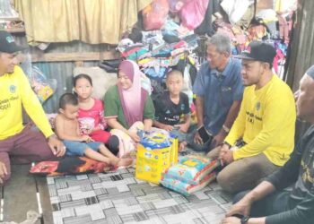 NUR Maizatol Akmal Ab. Shahri Falaki (tengah) yang lumpuh akibat strok bersama anak-anaknya semasa menerima kunjungan dari Group Gatih Amal di Kampung Cherang Melintang, Tumpat, Kelantan, semalam. 
– UTUSAN/ROHANA ISMAIL