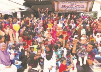 SEBAHAGIAN ahli keluarga Tok Lumat berhimpun buat kali pertama di Padang Kala, Peringat, Melor, Kota Bharu, Kelantan. – UTUSAN/ROHANA MOHD.NAWI