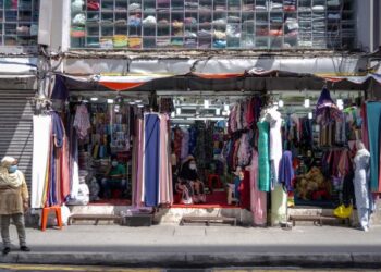 PENIAGA pakaian di Jalan Tuanku Abdul Rahman, Kuala Lumpur, semalam tabah menanti pelanggan yang berkurangan sejak Perintah Kawalan Pergerakan Bersyarat dikuatkuasakan di Kuala Lumpur, Selangor dan Putrajaya. - UTUSAN/FARIZ RUSADIO
