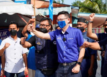 Lee Ting Han berjumpa para pengundinya di Paloh, Johor, semalam. UTUSAN/RAJA JAAFAR ALI