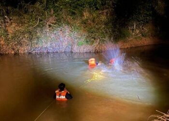 PASUKAN bomba melakukan pencarian seorang lelaki yang lemas dipercayai terjatuh ke dalam sungai ketika sedang memancing di Kampung Ulu Ladang, Gemas, Tampin, malam semalam. - IHSAN BOMBA