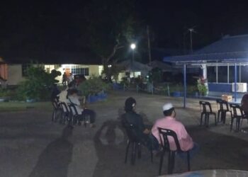 SEBAHAGIAN daripada individu yang ditahan kerana bersiar-siar di Pantai Tanjung Dawai dibawa ke Balai Polis Tanjung Dawai, Sungai Petani, Kedah untuk dikenakan tindakan kompaun semalam.