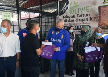 TAN SRI ANNUAR Musa menyerahkan lesen penjaja kepada beberapa peniaga di Jalan 2/76D, Desa Pandan, Kuala Lumpur sambil meninjau pelaksanaan Wilayah Bebas Berniaga (WBB) di sekitar kawasan tersebut, semalam.