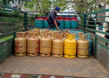 LORI muatan gas LPG yang disita KPDNHEP Perak dalam serbuan di sebuah kawasan perumahan di Tapah hari ini. - IHSAN KPDNHEP PERAK
