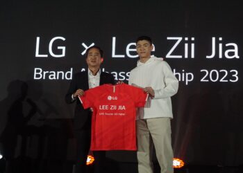 LEE Zii Jia (kanan) bersama Justin Choi dalam majlis pengumuman pemain itu sebagai duta produk LG. - IHSAN LG