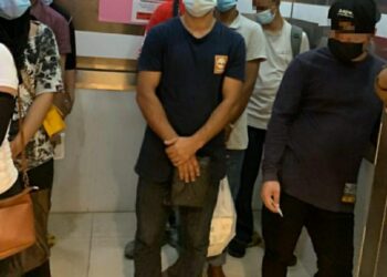 ANTARA warga asing yang menghuni rumah kondominium Conezion Residences, Putrajaya dan menggunakan lif tanpa mempedulikan SOP.
