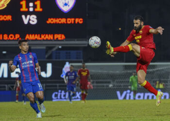 PERTAHANAN Selangor, Yazan Mousa Mahmoud Al-Arab (kanan) menendang bola keluar dari kawasan penalti pada perlawanan Liga Super 2022 Selangor menentang JDT di Stadium Majlis Bandaraya Petaling Jaya (MBPJ),kelmarin. UTUSAN/FARIZ RUSADIO