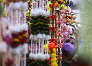 SEORANG pengunjung memilih hiasan untuk rumahnya menjelang sambutan perayaan Deepavali minggu hadapan dekat sebuah kedai di Jalan Tengku Kelana, Klang, Selangor. - UTUSAN / ZULFADHLI ZAKI