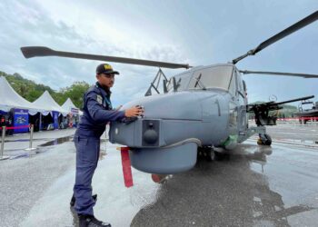 Petugas memeriksa helikopter Tentera Laut Diraja Malaysia ( TLDM), semalam sebagai persiapan pembukaan Pameran Antarabangsa Maritim dan Aeroangkasa Langkawi (LIMA) 2023 hari ini. - UTUSAN/ SHAHIR NOORDIN
