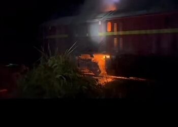TANGKAP layar bahagian enjin kereta api terbakar di Pasir Mas, Kelantan malam tadi.