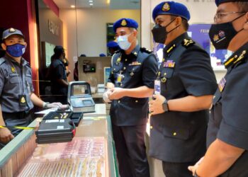 SEPASUKAN anggota penguat kuasa KPDNHEP menjalankan pemeriksaan berkaitan ketulenan logam berharga di pusat beli-belah Alamanda, Putrajaya. - IHSAN KPDNHEP