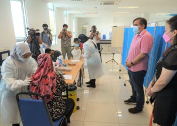 ANTHONY Loke Siew Fook ketika mengadakan lawatan ke Program Vaksinasi Kepada Peniaga Pasar di PPV Sehat Healthcare Centre di Seremban 2, Seremban hari ini.-UTUSAN/BADRUL HAFIZAN MAT ISA.