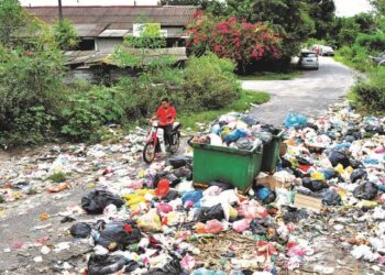 SEBAHAGIAN daripada longgokan sampah yang tidak dikutip oleh pihak kontraktor di Batu Rakit, Kuala Nerus, Terengganu. - UTUSAN/PUQTRA HAIRRY ROSLI