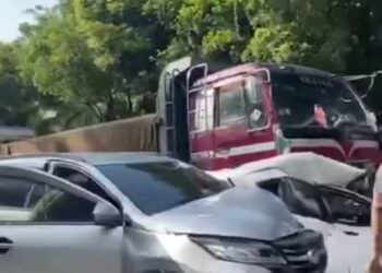 KEADAAN lori membawa tar yang merempuh tujuh kenderaan dipercayai akibat brek rosak dalam kejadian di Sungai Buloh, Selangor, semalam.