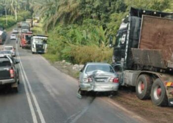 LORI dan kereta yang terlibat dalam kejadian kemalangan berpunca sebuah lori muatan batu yang berundur di Kilometer 38 Jalan Temerloh-Bahau di Bera, Pahang, hari ini.
