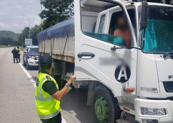 ANGGOTA JPJ Johor melakukan pemeriksaan melibatkan lori dalam Op PKP 2.0 yang diadakan di daerah Johor Bahru, Johor.