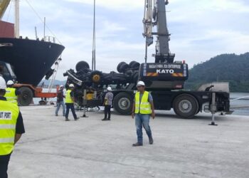 DUA kren digunakan bagi menaikkan lori yang terjatuh ke dalam laut di jeti Lumut Maritim Terminal, Kampung Acheh, Sitiawan  hari ini. - UTUSAN/JBPM PERAK
