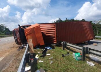 KEADAAN lori kontena dipandu Ibrahim Md. Zali yang terbalik selepas terlibat dalam kemalangan di Kilometer 372.1, di LPT 2, berhampiran Bukit Besi, Dungun, hari ini.