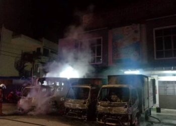 KEADAAN empat buah lori dingin beku yang terbakar di Menglembu di Ipoh hari ini. - IHSAN JBPM