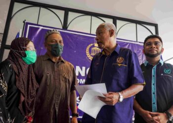 PRESIDEN Pertubuhan Keprihatinan Jenayah Komuniti Malaysia (MCCC), Tan Sri Musa Hassan dan Hishamuddin Hashim mengatakan sesuatu kepada mangsa penipuan pada sidang akhbar mengenai penipuan penjualan tanah ‘Lot Lidi’. - UTUSAN/MOHD FARIZWAN HASBULLAH