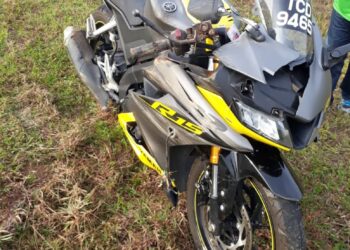 MOTOSIKAL Yamaha YZF-R15 ditunggang Abdul Muiz Isa yang maut dalam kemalangan di Kilometer 292.2, LPT 2 berhampiran susur keluar Plaza Tol Chukai, Kemaman, Terengganu, semalam. - IHSAN PDRM