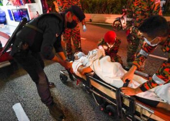 MANGSA kemalangan tren LRT dikejarkan ke hospital sebaik dibawa keluar daripada tempat nahas berdekatan Stesen KLCC, Kuala Lumpur, kelmarin.