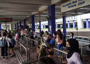 SUASANA penumpang sedang menunggu bas di stesen bas pengantara untuk ke pusat bandar Kuala Lumpur berikutan sistem LRT Laluan Kelana Jaya dihentikan sementara bermula 9 hingga 15 November 2022.  - FOTO/MUHAMAD IQBAL ROSLI