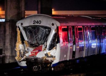 Pejuang menawarkan khidmat nasihat guaman kepada mangsa yang terlibat dengan insiden LRT pada 25 Mei lalu. - FOTO/AMIR KHALID