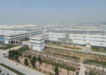 RATUSAN pekerja kilang Foxconn meninggalkan premis tersebut kerana tidak mahu dikenakan perintah berkurung Covid-19. - AGENSI