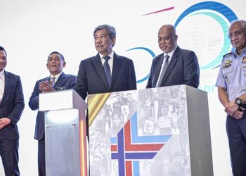 MOHAMAD Hasan bersama Raja Mohamed Affandi Raja Mohamed Noor (dua, kanan) merasmikan Majlis Pengumuman Dividen LTAT di Chulan Tower, Kuala Lumpur, hari ini. Hadir sama Panglima Angkatan Tentera (PAT), Tan Sri Affendi Buang (kanan); Ketua Setiausaha Kementerian Pertahanan, Datuk Seri Muez Abd. Aziz (dua, kiri) dan Ketua Pegawai Eksekutif LTAT, Datuk Ahmad Nazim Abd. Rahman (kiri). - FOTO/FAIZ ALIF ZUBIR