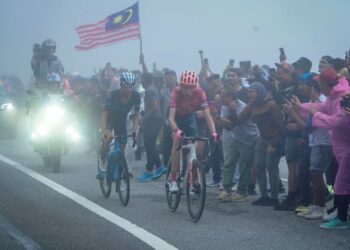 IVAN Ramiro Sosa (kiri) ketika melakukan pendakian pada peringkat ketiga Le Tour de Langkawi 2022 yang berakhir di Genting Highlands hari ini. - UTUSAN/FARIZ RUSADIO