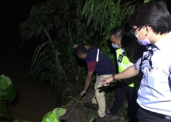 PEGAWAI LUAS  melakukan pemeriksaan di kawasan aliran air di Sungai Rinching, Hulu Langat, Selangor, malam semalam. - IHSAN LUAS