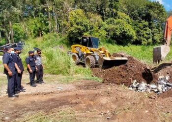 BARANG Arampasan aktiviti perjudian yang dilupuskan di Tapak Pelupusan Majlis Daerah Lenggong di Selat Pagar, Lenggong, Perak,  hari ini. - IHSAN PDRM