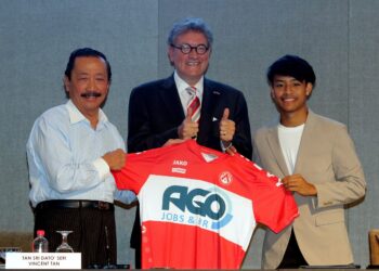 VINCENT Tan (kiri) ketika menyerahkan jersi KV Kortrijk kepada Luqman  Hakim Shamsudin pada 2020.