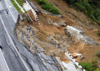 KEADAAN jalan runtuh di Kilometer 43.9 Jalan Simpang Pulai ke Blue Valley, Cameron Highlands semalam. - UTUSAN/ZULFACHRI ZULKIFLI