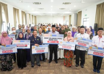 MOHD. Sabirin Mohd Sarbini (tengah), bergambar bersama penerima zakat pada Majlis Pelancaran Kempen Kongsi Rezeki dengan 25% Sempena Program Kongsi Rezeki Bersama Komuniti, di Masjid Darul Ehsan Subang Jaya, di sini hari ini. -UTUSAN/SHIDDIEQIIN ZON