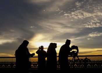 PETUGAS Unit Falak Pejabat Mufti Wilayah Persekutuan membuat persiapan proses cerapan anak bulan untuk direkodkan. - UTUSAN/FAISOL MUSTAFA