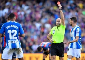 PENGADIL, Antonio Mateu Lahoz melayangkan 15 kad kuning dan dua kad merah ketika Barcelona seri 1-1 dengan Espanyol di Camp Nou semalam.