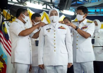 Mohd. Reza Mohd. Sani (kiri) bersama Timbalan Panglim TLDM, Laksamana Madya Datuk Abdul Rahman Ayob memakaikan pangkat Rohana Jupri di KD Sri Gombak, semalam. – UTUSAN/MUHAMAD IQBAL ROSLI