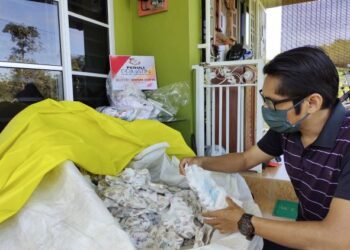 MOHD. Raziff Mansor menunjukkan lampin pakai buang kanak-kanak yang boleh diambil secara percuma di Bilik Gerakan Pertubuhan Peduli Waghih Negeri Sembilan di Kampung Perigi Jernih, Rembau, semalam. – FOTO/NOR AINNA HAMZAH