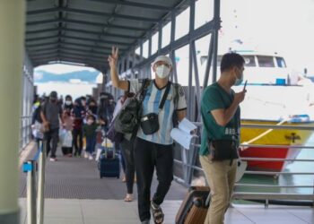 SEBAHAGIAN daripada pelancong yang menggunakan perkhidmatan feri selepas Langkawi dibuka kepada pelancong sejak 16  September lalu. - FOTO/SHAHIR NOORDIN