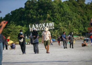 LANGKAWI berjaya meraih pendapatan sebanyak RM15.97 juta sejak projek rintis gelembung pelancongan dilaksanakan pada 16 September lalu. - FOTO/SHAHIR NOORDIN