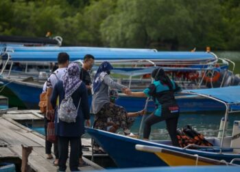 SEBAHAGIAN daripada pengunjung yang menaiki bot pelancong untuk melihat keindangan pulau-pulau di Langkawi, hari ini. - FOTO/SHAHIR NORDIN