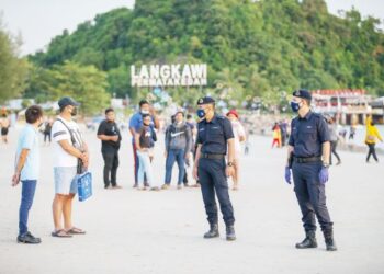 PELANCONG berasa lebih selamat dengan kehadiran polis melakukan rondaan di kawasan tumpuan di Langkawi. – UTUSAN/SHAHIR NOORDIN