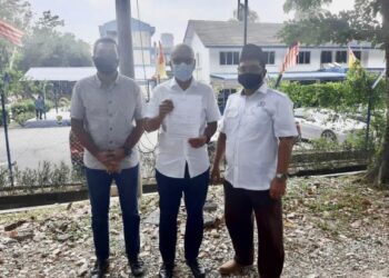 ROSDIN Mohd.Yusup (tengah) menunjukkan salinan laporan polis yang dibuat terhadap Steven Chaw di Balai Polis Seksyen 6, Shah Alam, Selangor hari ini. - UTUSAN/ABDUL RAZAK IDRIS