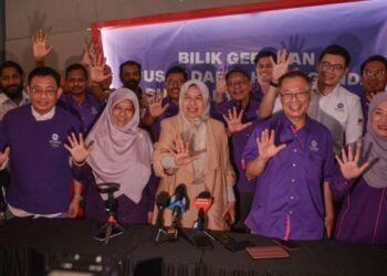 ZURAIDA Kamaruddin mengumumkan PBM akan bertanding secara solo dalam sidang media khas Presiden PBM di Bukit Antarabangsa.-UTUSAN/Firdaus M Johari