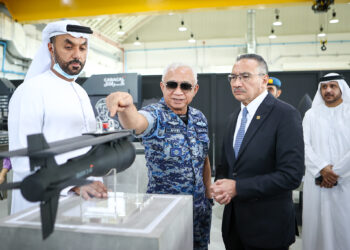HISHAMMUDDIN Hussein diberikan penerangan peralatan pertahanan yang dihasilkan syarikat Kumpulan EDGE dalam lawatan rasmi ke UAE. Turut hadir Panglima Angkatan Tentera, Jeneral Tan 
Sri Affendi Buang.