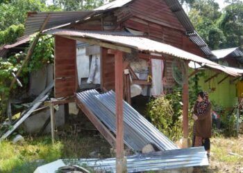 ROSLINAH A. Kadir menunjukkan keadaan rumah yang agak daif yang didiaminya bersama tiga orang anak di Kampung Sungai Mahang, Nilai, Seremban.–UTUSAN/ZAKKINA WATI AHMAD TARMIZi