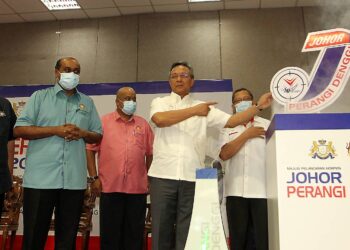 HASNI Mohammad melancarkan Kempen Johor Perangi Denggi di Pasir Gudang, semalam. – UTUSAN/BAAZLAN IBRAHIM